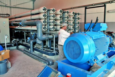 Unité de dessalement par osmose inverse : L installation des trois unités en osmose inverse s’est faite en 2006 et la capacité totale de production est de 9000 m3/jour.